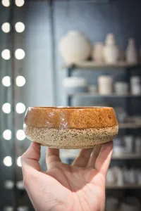 Низкая широкая миска с песочной глазурью